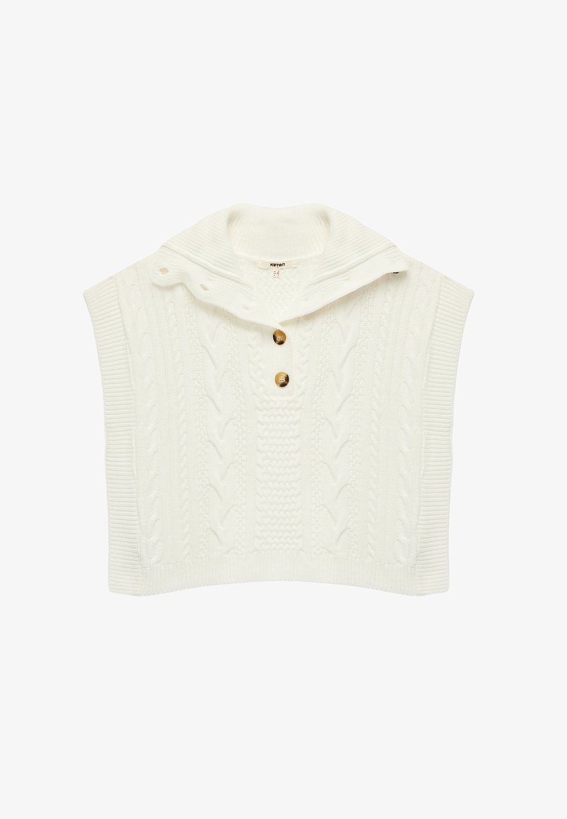 Vit stickad poncho med cowl-hals, med ett kabelstickat mönster, tre träknappar och korta ärmar. Mjuk textur, fyrkantig form.
