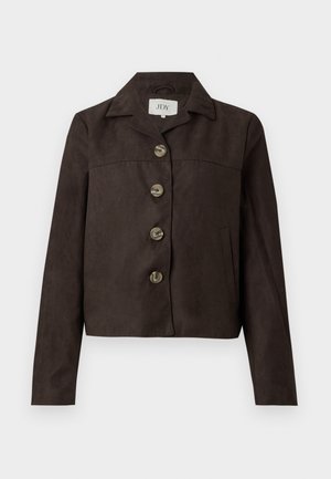 Mørkebrun semsket cropped jakke med lange ermer, bred krage, fire store knapper foran og sidelommer.