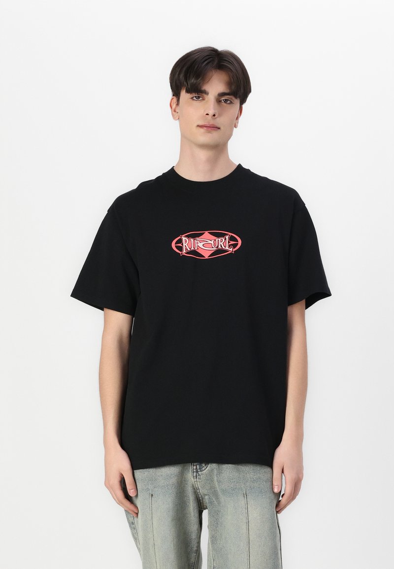 Svart bomull t-skjorte med rund hals og korte ermer. Har et sentralt logo i rosa og rødt i en oval form.