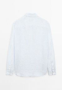 Chemise à rayures bleu clair à manches longues avec col, poignets à boutons et ourlet arrondi. Tissu texturé avec des rayures verticales de nuances variées.