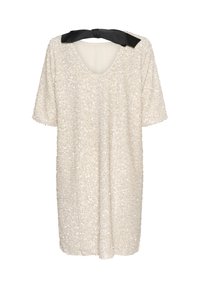 Balta īsām piedurknēm kleita ar V-veida kaklaizšuvumu, pārklāta ar spīdumiem, lai piešķirtu tekstūru. Piedāvā melnu satīna lentu ap kaklu.