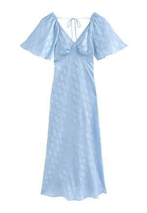 Robe midi bleu clair à texture florale, décolleté en V profond, manches évasées flottantes et lien noué au dos.