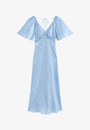 Vestido midi azul claro con textura floral, escote en V profundo, mangas amplias con vuelo y lazo atado en la espalda.
