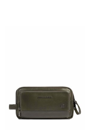 Cartera de cuero verde oliva con textura suave, cierre con cremallera, bolsillo frontal y asa lateral. Presenta un logo en la parte delantera.