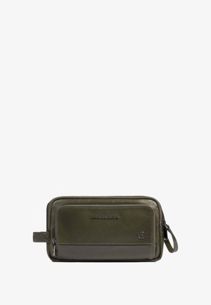 Portafoglio in pelle verde oliva con una texture liscia, chiusura a zip, tasca frontale e manico laterale. Presenta un logo sul davanti.