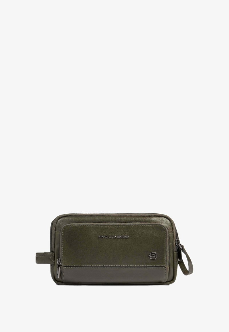 Portafoglio in pelle verde oliva con una texture liscia, chiusura a zip, tasca frontale e manico laterale. Presenta un logo sul davanti.