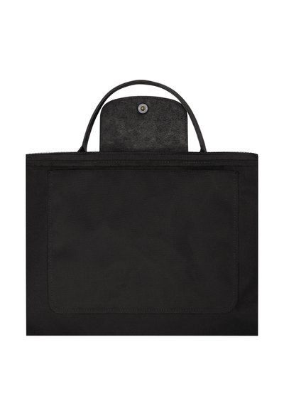 Schwarze Stofftragetasche mit einer strukturierten Klappe, Reißverschluss und Fronttasche. Verfügt über doppelte Griffe für einfachen Transport. Schlichtes, funktionales Design.