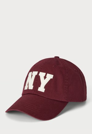 Casquette de baseball bordeaux avec des lettres blanches "NY" brodées à l'avant, visière incurvée et tissu en coton. Dispose d'œillets en métal pour la ventilation.