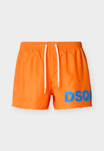 Shorts de bain orange en matière brillante, avec cordon blanc, taille élastique et logo "DSQUARED" en bleu.