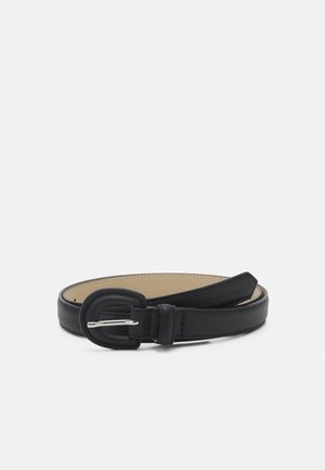 Ceinture en cuir noir avec boucle arrondie et ardillon argenté, roulée en cercle sur un fond clair.
