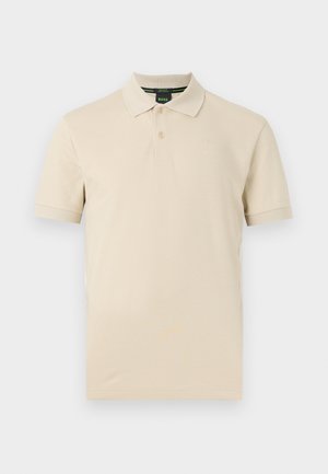 Beige kortærmet poloshirt med to knapper, klassisk krave og diskret præget BOSS-logo på venstre bryst.