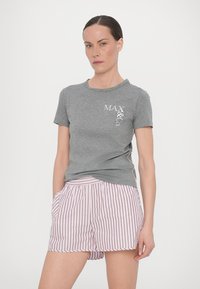 Pilkos spalvos medvilnės marškinėliai su apvali kaklo iškirpte, su baltu "MAX&Co." logotipu. Suderinti su rožinės ir baltos spalvos juostuotomis šortais, elastinga juosmens juosta.