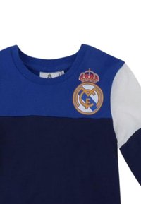 Blauw, marineblauw en wit shirt met lange mouwen met een Real Madrid voetbalclublogo met een kroon op de bovenborst.