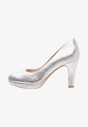 Stříbrné metalické lodičky na vysokém podpatku s kulatou špičkou, texturovaným povrchem a platformou. Modelovaný podpatek a hladká vnitřní podšívka.