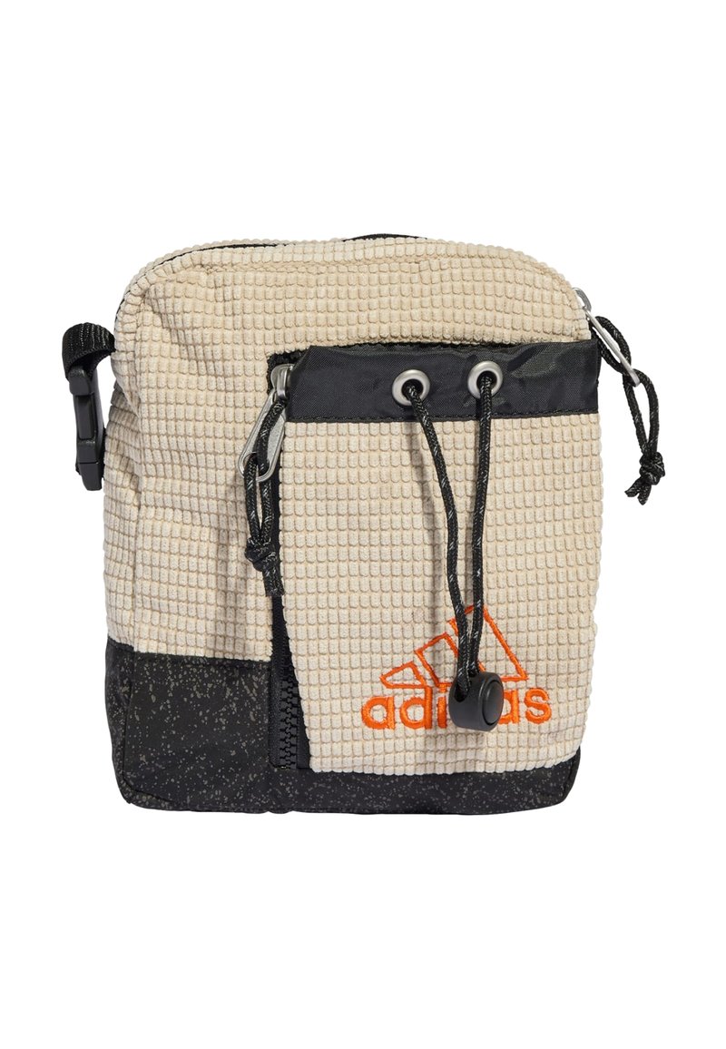 Borsa in tessuto beige texturizzato con fondo nero, chiusura a coulisse regolabile, tasca frontale e dettaglio del logo arancione.