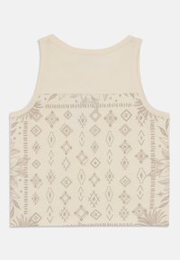 Svetle béžový top bez rukávů s vzorovaným designem, který zahrnuje geometrické tvary a květinové akcenty ve tmavší béžové barvě. Hladká textura.