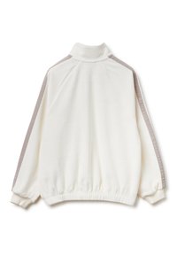 Sudadera blanca con cuello alto, con rayas laterales grises, puños acanalados y dobladillo elástico. Tejido suave con una textura lisa.