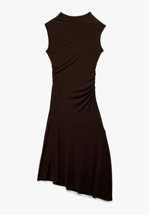 Robe sans manches marron en tissu doux, présentant un design froncé sur le côté, un ourlet asymétrique et une texture lisse.