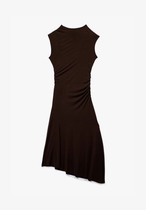 Robe sans manches marron en tissu doux, présentant un design froncé sur le côté, un ourlet asymétrique et une texture lisse.