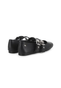 Zapatos planos negros con puntas afiladas, correas dobles de hebilla plateada y un pequeño logotipo "bg" en el talón, mostrados desde la parte trasera y lateral.