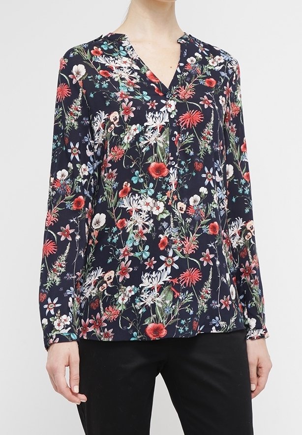 Blomstret bluse i marineblå stof, med V-hals, lange ærmer og et farverigt mix af blomster i rød, hvid og grøn. Blød tekstur.
