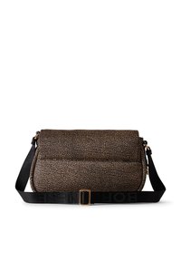 Borsa a tracolla marrone scuro con superficie testurizzata, dotata di pattina pieghevole, accessori in oro e tracolla nera con lettering del marchio.