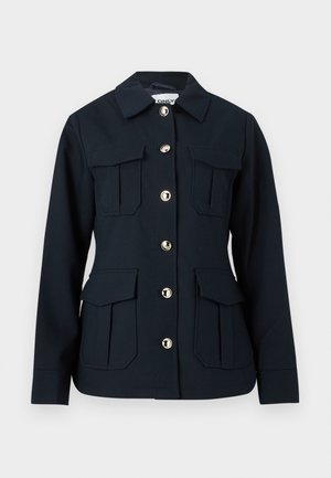 Μπλε σκούρο σακάκι με μακριά μανίκια, κλείσιμο μπροστά με κουμπιά, τέσσερις μεγάλες τσέπες με καπάκια και κλασικό γιακά.