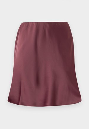 Uma saia de cetim bordô com uma textura suave, apresentando uma silhueta em A e uma bainha ligeiramente curva. Sem fechos ou adornos visíveis.