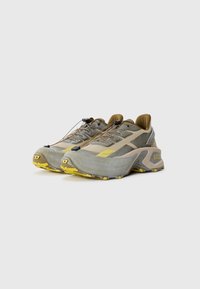 Baskets de sport gris clair avec des accentuations jaunes, en tissu en maille et une semelle texturée. Dotées d'un bout arrondi et d'un système de lacets sécurisé.