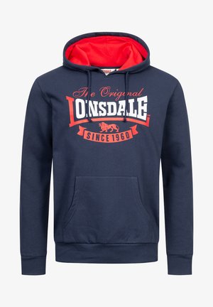 Granatowa bluza z kapturem z czerwonym wnętrzem, nadrukiem logo w białym i czerwonym kolorze, kieszenią z przodu, sznurkiem ściągającym oraz ściągaczami przy rękawach i w pasie.