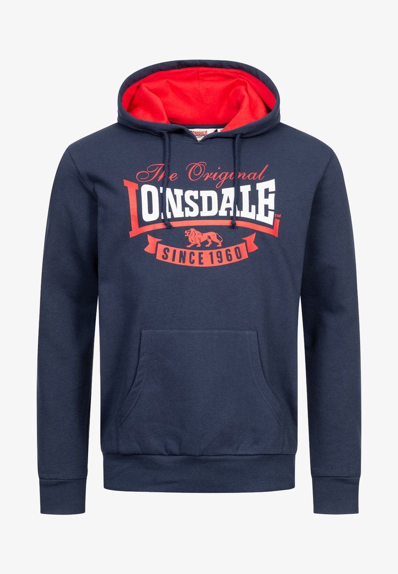 Tengerészeti kapucnis pulóver piros béléssel, fehér és piros logónyomattal, elülső zsebbel, húzózsinórokkal, valamint bordás mandzsettákkal és derékrésszel.