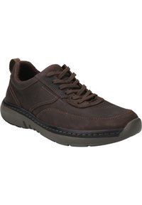 Zapatilla de cuero marrón con punta redonda, diseño de cordones, costuras en contraste y suela de goma texturizada. Cuenta con una tira en el talón.
