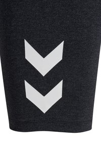 Ciemnoszary materiał z dwoma dużymi białymi strzałkami w kształcie litery V skierowanymi w dół, nadrukowanymi pionowo.