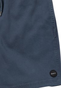Shorts bleu foncé avec une texture lisse, dotés d'un logo RVCA noir circulaire en bas à gauche. Design simple, coupe mi-longue.