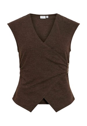 Haut marron sans manches style cache-cœur avec col en V et détail épingle sur le côté, coupe ajustée et ourlet asymétrique, en tissu doux.