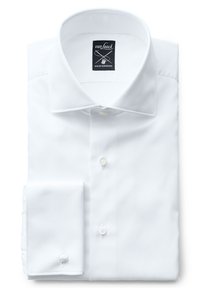Camicia bianca in tessuto morbido, con colletto classico, chiusura frontale con bottoni e polsino ripiegato con un sottile dettaglio ricamato.