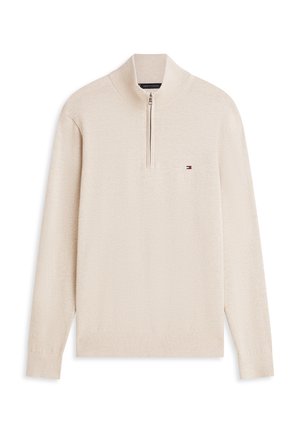 Beżowy sweter z długim rękawem, z połówkowym zamkiem przy kołnierzu i małym logo flagi Tommy Hilfiger na lewej piersi.