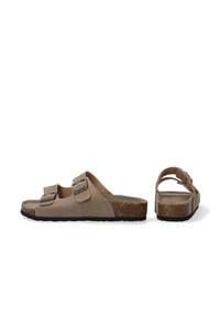 Beige Wildledersandalen mit zwei verstellbaren Schnallen, Korkfußbett und strukturiertem Gummiaußensohle. Offenes Rückendesign für leichtes Anziehen.