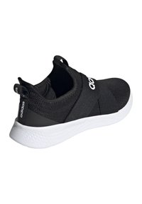 Černá atletická bota s flexibilním pleteným svrškem a bílou gumovou podrážkou. Obsahuje elastické kř�ížové popruhy a texturované akcenty, minimalistický design.