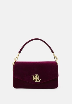 Kleine rechteckige Samttasche in Burgunderrot mit einem einzelnen oberen Griff und einem goldenen RL-Logo auf der vorderen Klappe.
