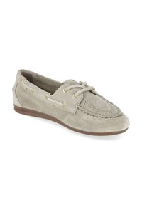 Mocassin en daim beige clair avec couture mocassin, détails lacets, œillets et semelle plate marron, incliné vers la gauche sur fond blanc.