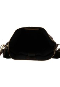 Borsa a tracolla in pelle marrone con chiusura a zip. L'interno è in tessuto nero, con una piccola tasca e un'etichetta in pelle sul retro.