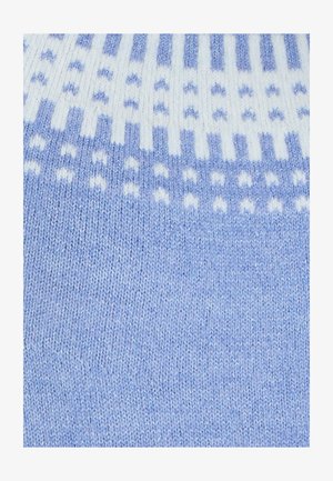Tessuto lavorato a maglia azzurro chiaro con un motivo bianco di strisce orizzontali e verticali con piccoli accenti a pois. Texture liscia con leggera lucentezza.