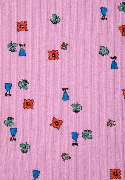 Tissu côtelé rose avec de petits vases bleus dispersés, des fleurs rouges, des feuilles vertes et de minuscules grappes de fleurs jaunes en motif répétitif.