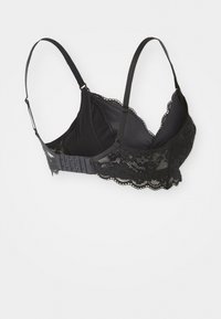 Czarny koronkowy biustonosz z regulowanymi ramiączkami i zapięciem na haftki z tyłu, ozdobiony kwiatową koronką na miseczkach i pasie.