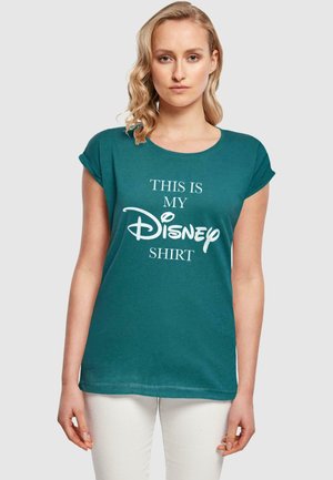 Tyrkysové bavlnené tričko s rolovanými rukávmi, na prednej strane s bielym textom "TOTO JE MOJE Disney TRIČKO" v neformálnom písmovom štýle.