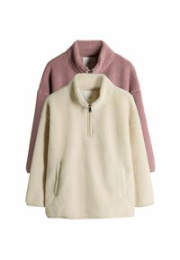 Två fleece-tröjor: en i mjuk rosa och en i krämfärgad. Båda har en kvarts dragkedja, hög krage och framfickor.