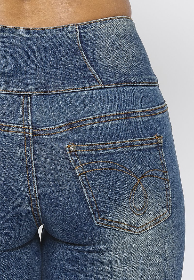 Pantaloni Jeans verde denim biker. Skinny fit. Chiusura con bottone e