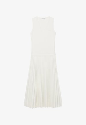 Robe blanche sans manches avec haut à col en V et jupe plissée longueur genou, avec un logo discret de la marque sur la poitrine.