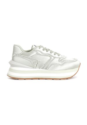 Sneaker in satin grigio chiaro con suola imbottita bianca e verde chiaro, caratterizzate da dettagli cuciti e chiusura con lacci.